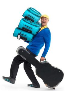 inglês para iniciantes em viagem um pessoa carregando várias malas e um violão